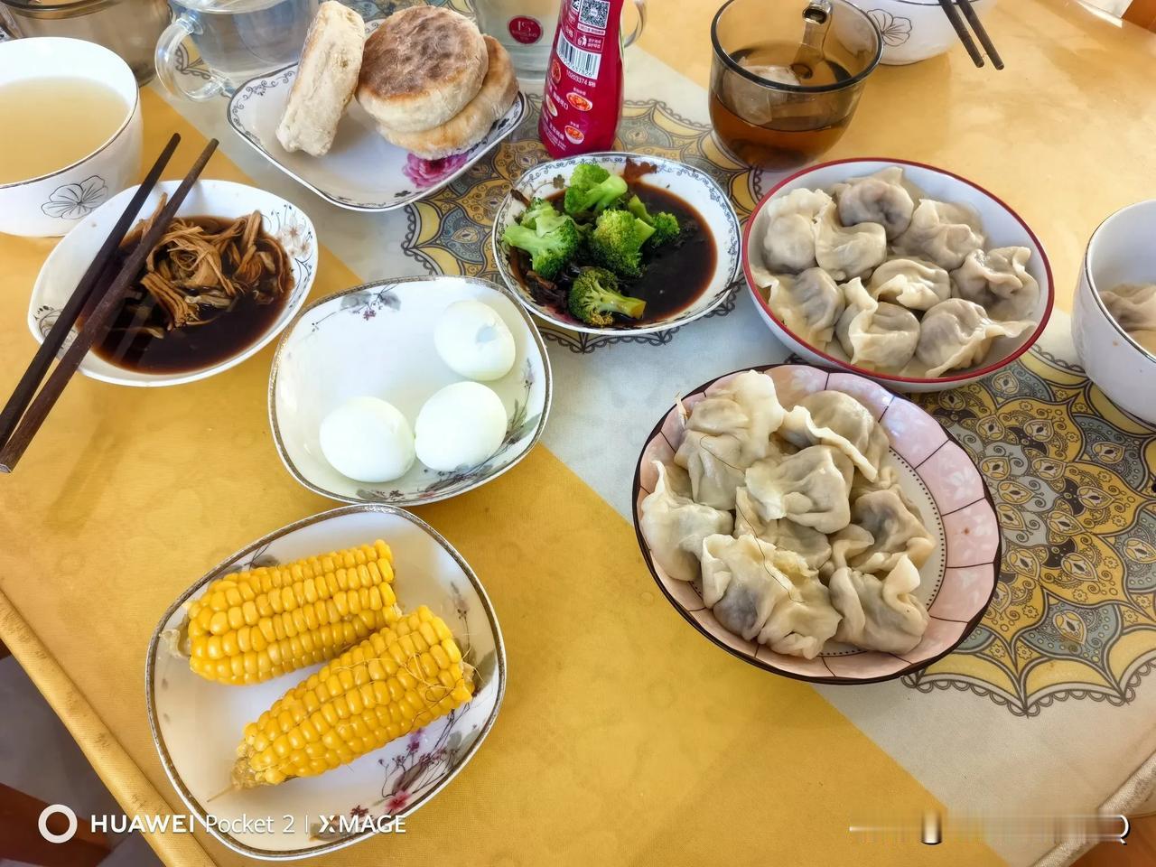 中午饭做好了，静等孩子们回家吃饭，羊肉饺子是他们两个的，玉米菜花鸡胸肉是我的[祈