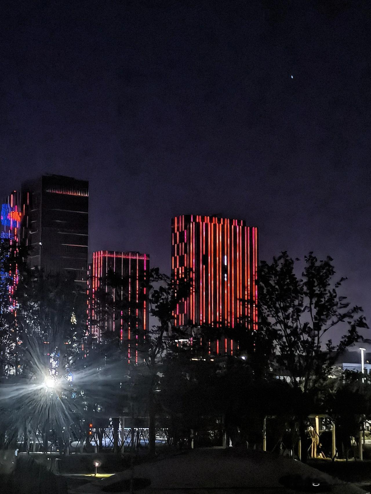 昨晚散步随拍几张城市夜景。

昨晚瘫在沙发上纠结了半天，想想一天都没动过，还是咬