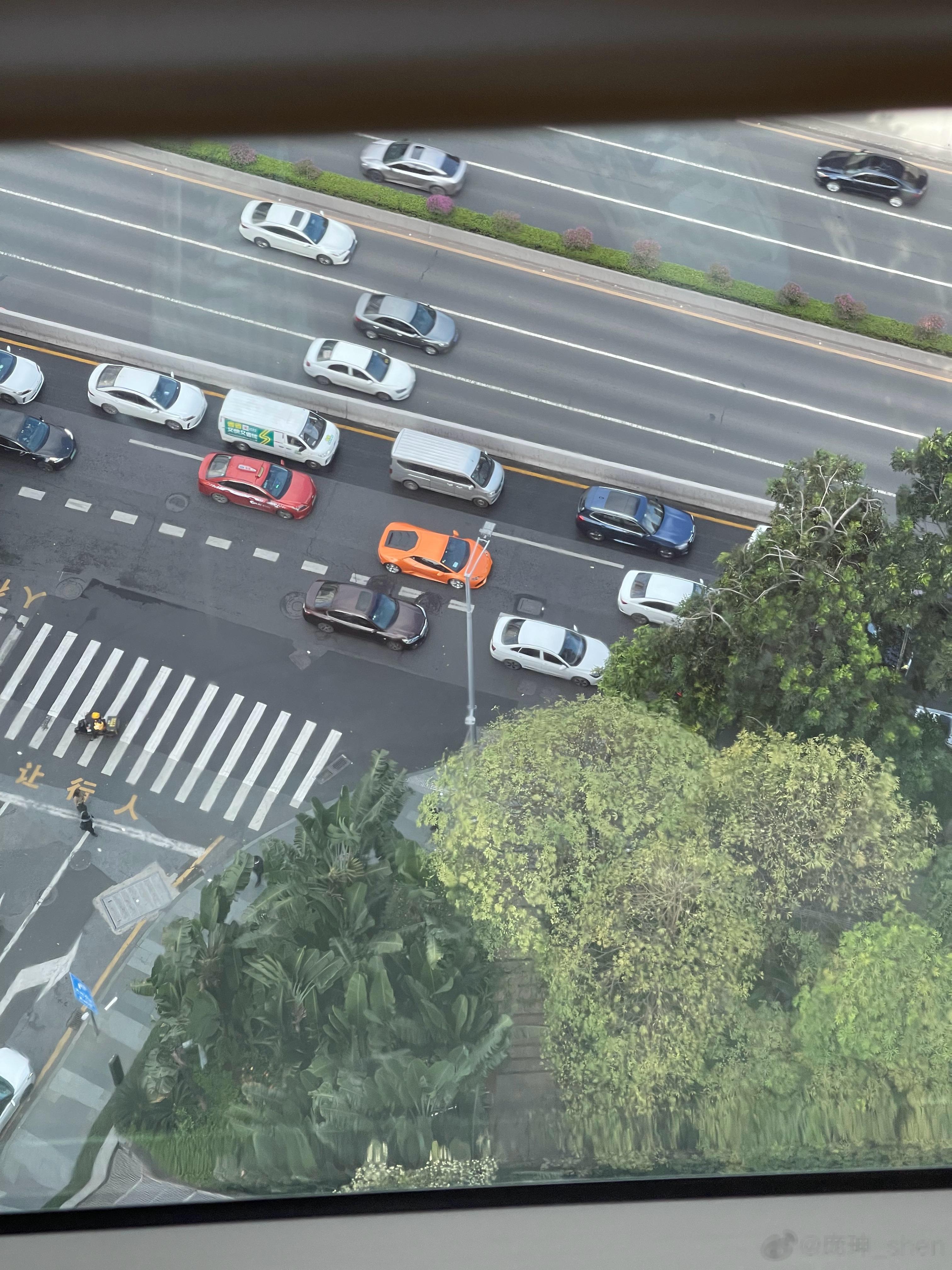 橙色的兰博基尼在车流中还是很耀眼的[嘻嘻] ​​​