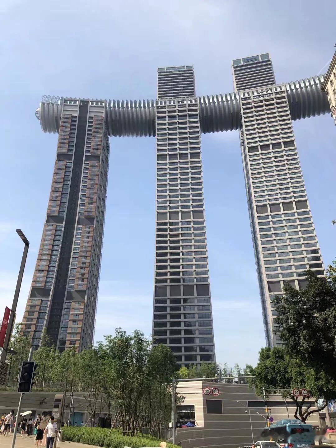 重庆的建筑，就像有人随手抓了一把豆子，往山上一撒，任由它们随机扎根生长，密密麻麻