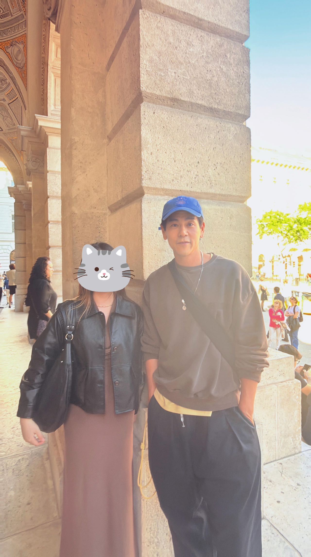 网友：我只是去布达佩斯旅个游，结果和彭于晏擦肩又合影。大帅哥看着我的时候，我已经