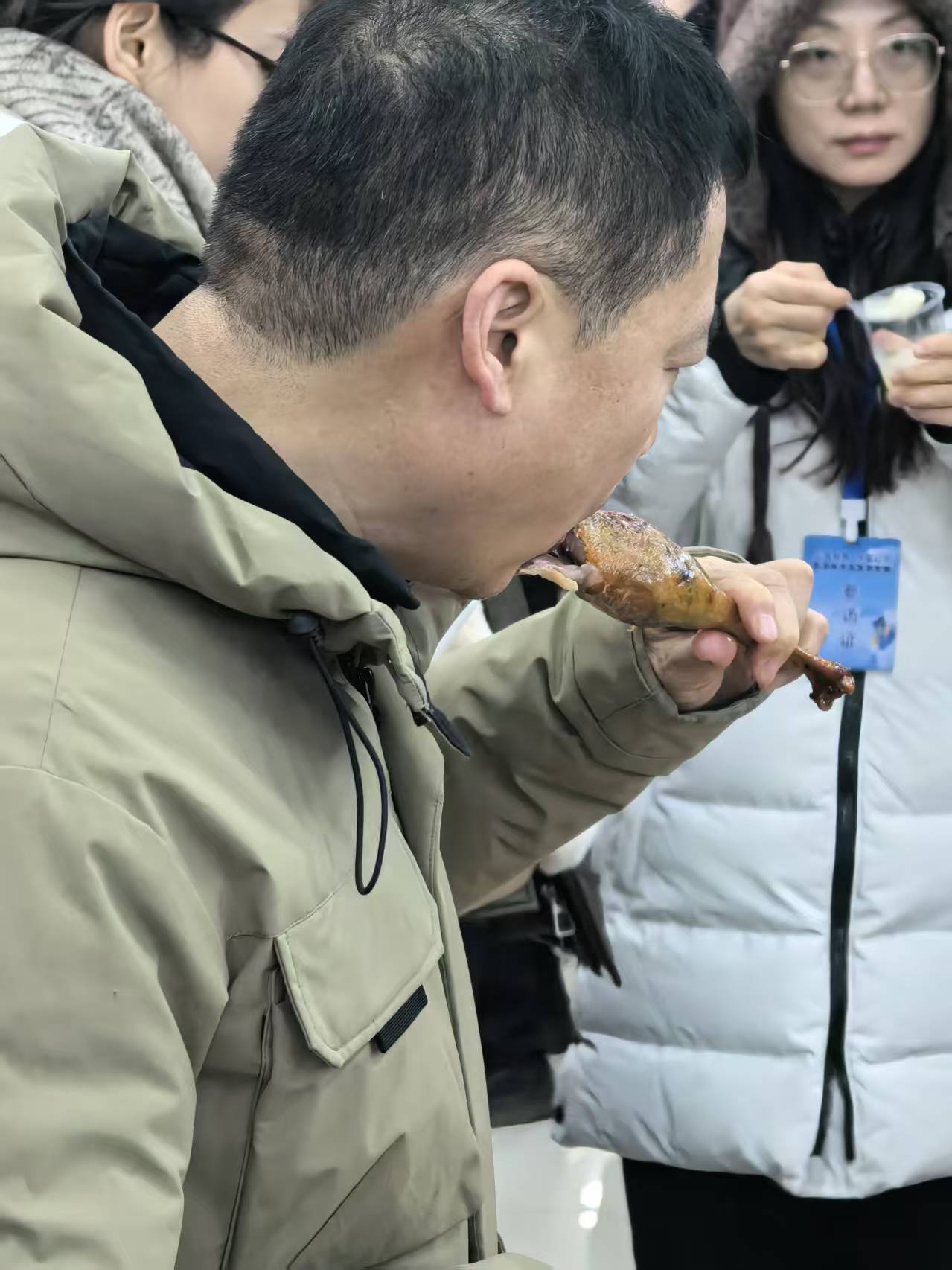 有一种美好叫辽宁台安熏大鹅以其独步一方的“先卤后熏”古法工艺而声名远扬，精选的鹅