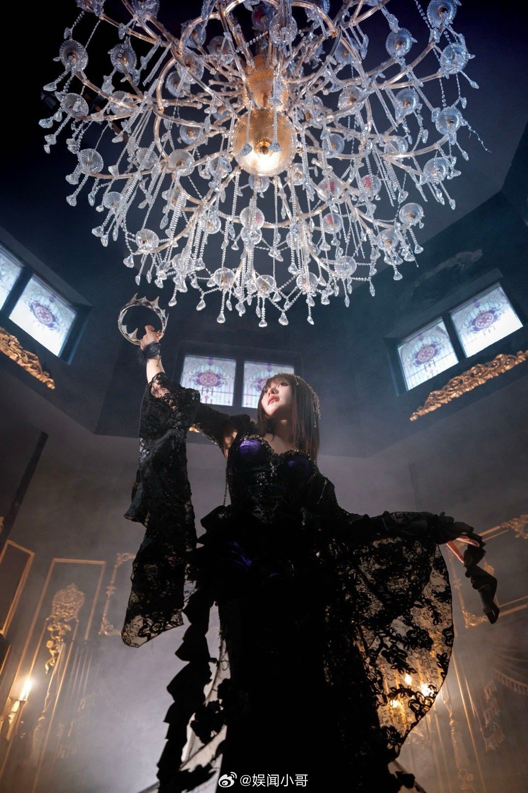 胡意旋小白花爆改黑玫瑰 没看错吧？胡意旋从乖乖小白花变成黑玫瑰，黑蕾丝裙加王冠，