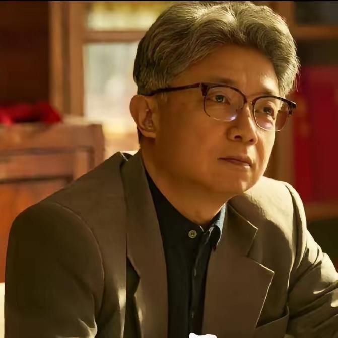 《主角》单团长走了。
《西湖》巡演，舞台坍塌，他用自己的残躯，撑起了横梁，保护了