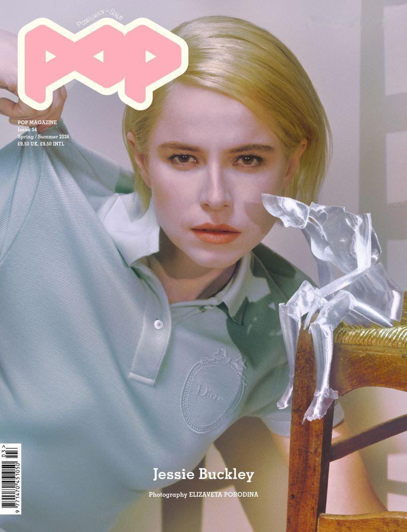 演员Jessie Buckley登上《POP Magazine》2026年春夏刊