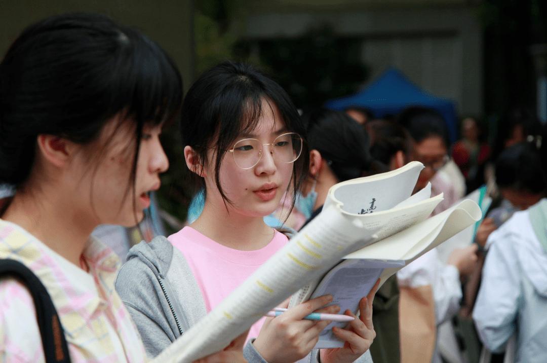 当下的低空经济，早已不是小众新鲜领域。[玫瑰]

而是和人工智能、新能源并肩的国