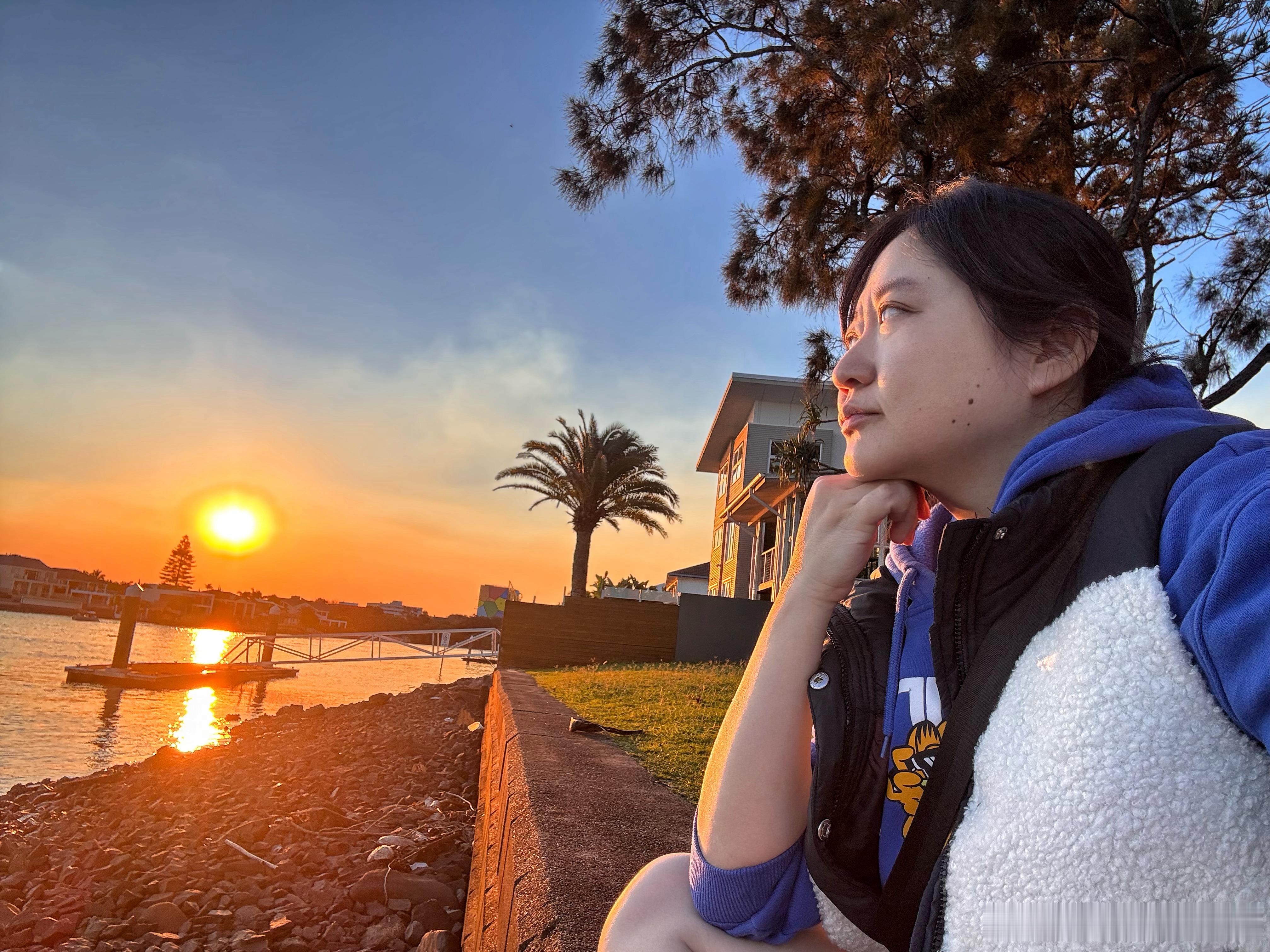坐在河边看日落🌅 