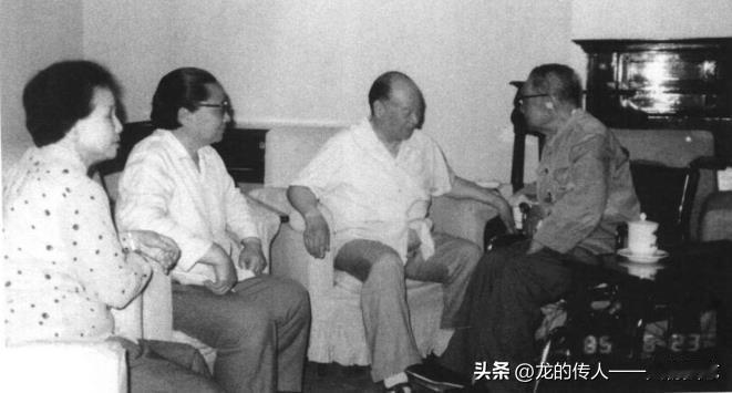 1985年6月，朱良才夫妇与彭真夫妇在一起。左起:张洁清、李开芬、彭真、朱良才。