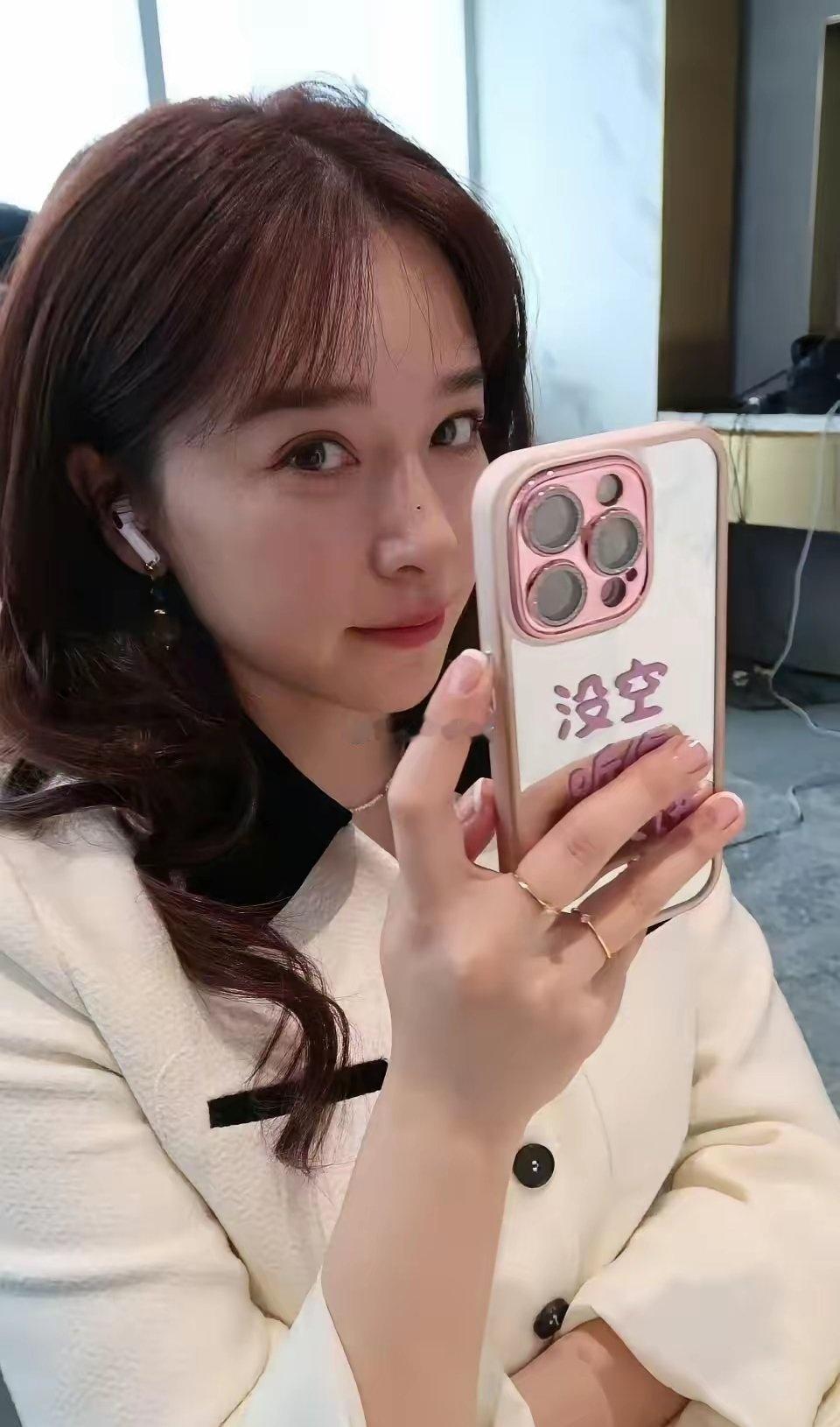 撕开阚清子“产后复工”的真相，才发现我们都搞错了重点。
根本就没有什么“产后”。