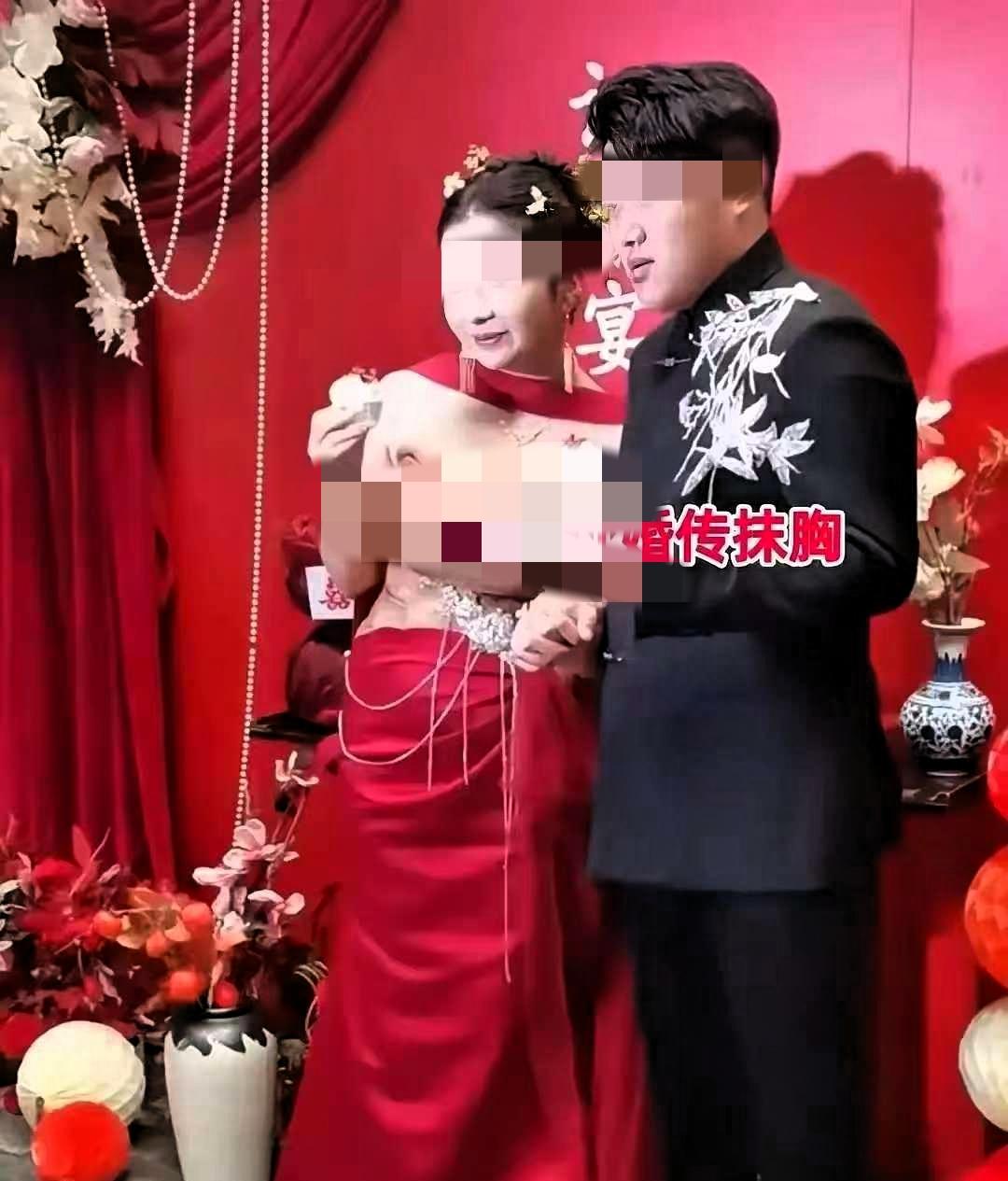 33岁女子订婚穿“透视抹胸”礼服，现场宾客尴尬侧目，新郎全程面无表情

33岁的