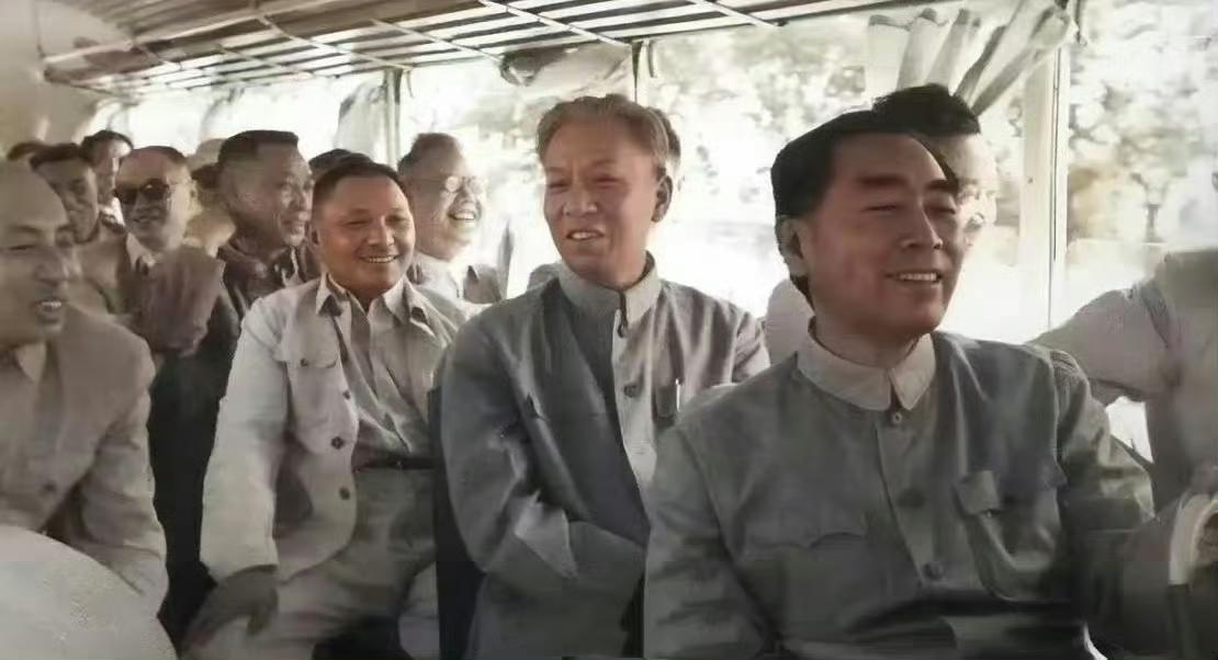 回头看，仿似换了人间。想想，70年前的公交车，还是稀罕物。看看，老一辈的革命家，