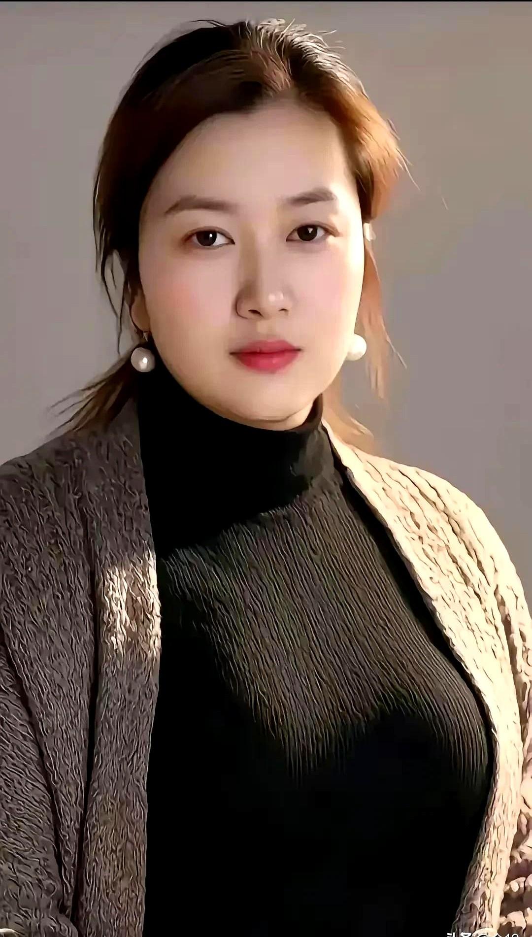 我敢打赌，这个长相如果要是生在清朝，不是皇贵妃，那也是太子妃…

你别说，现在农