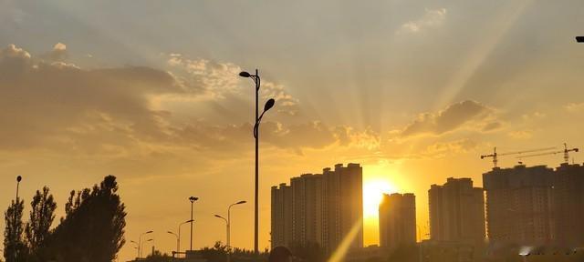 分享一张傍晚风景照片暮色渐浓，晚风轻拂，白日的喧嚣渐渐散去。夕阳将最后一抹温柔的