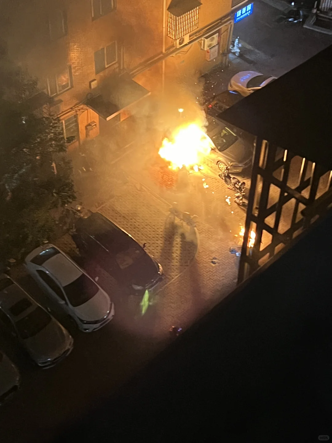 救命🆘楼下电动车着火了！！！！！！！好恐怖