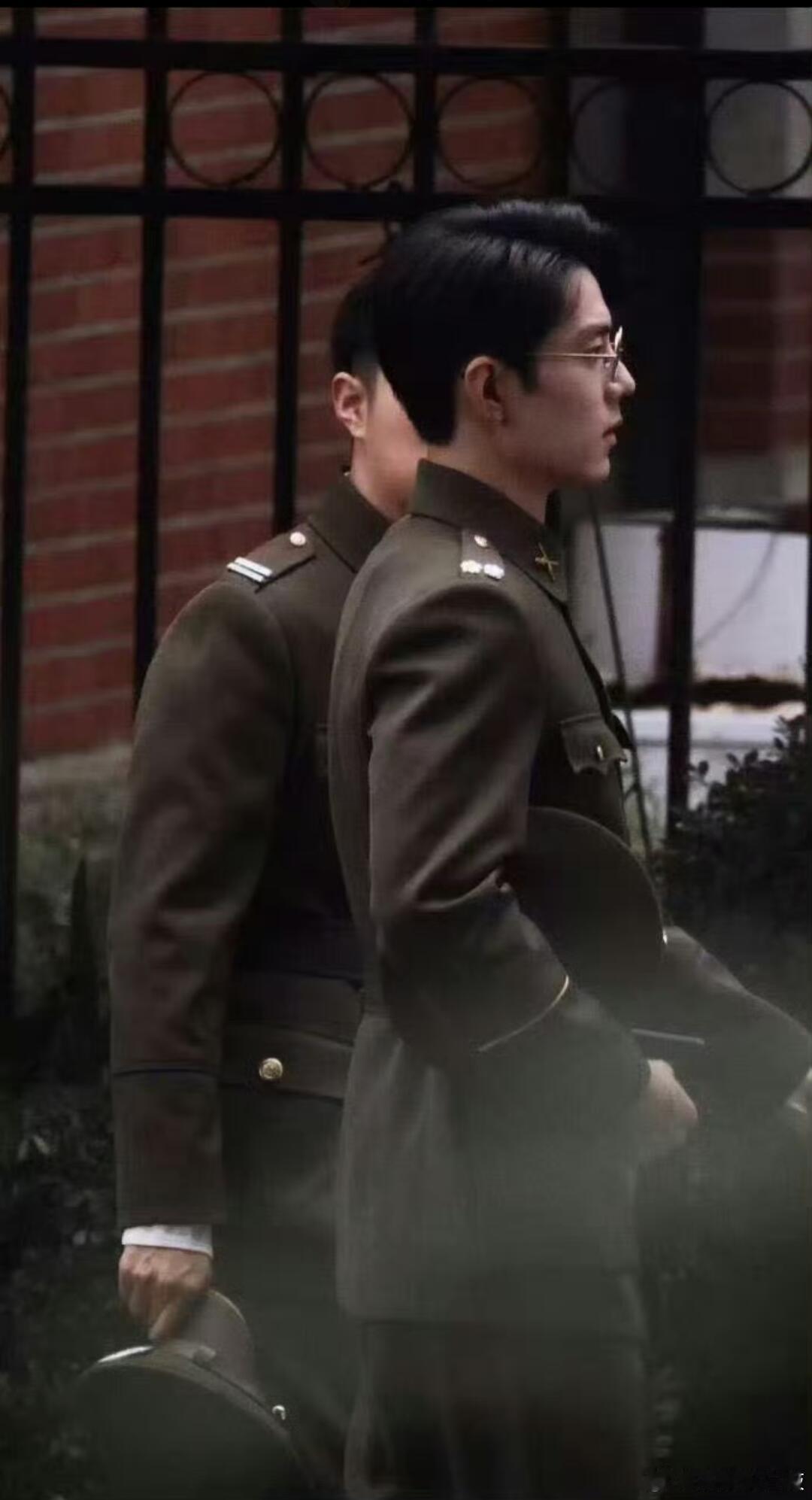肖战《谍报上不封顶》军装路透🈶，帅得无法无天了，帅爆了[色][色]肖战谍报上不