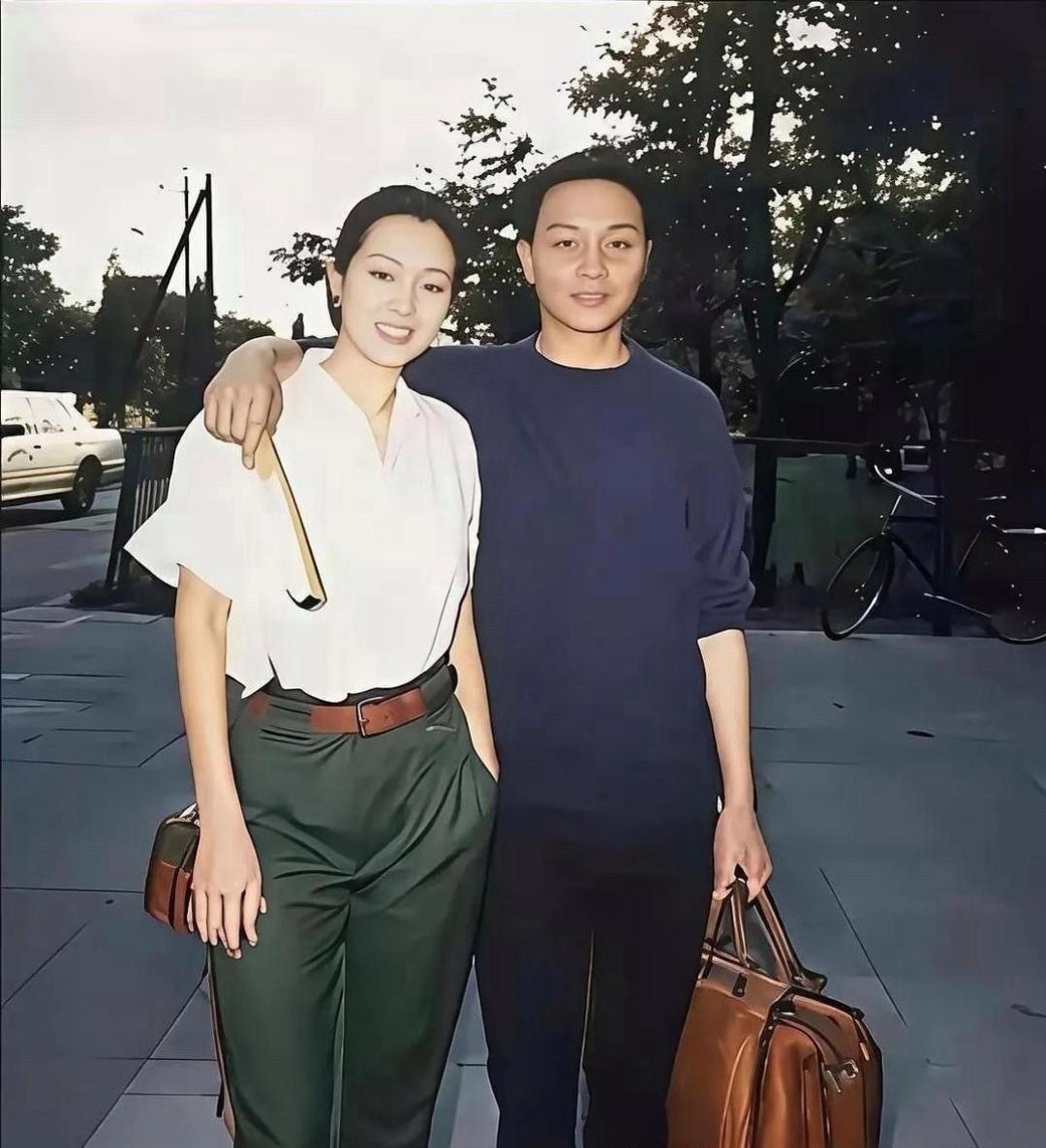 张照片应该是，巩俐最美的一张照片，画面中的巩俐身穿白色衬衣搭配军绿色长裤，即使是