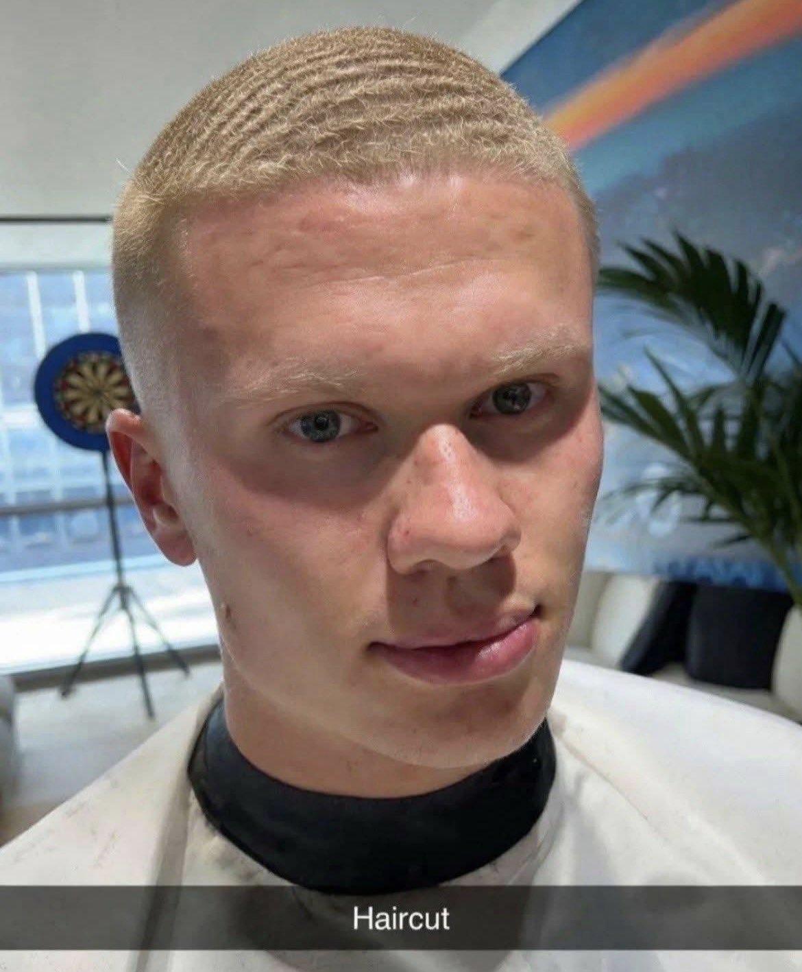 哈兰德剪头发了吗？🤯 看上去他把头发剪短，修整得十分利落（从长发维京风变成了清