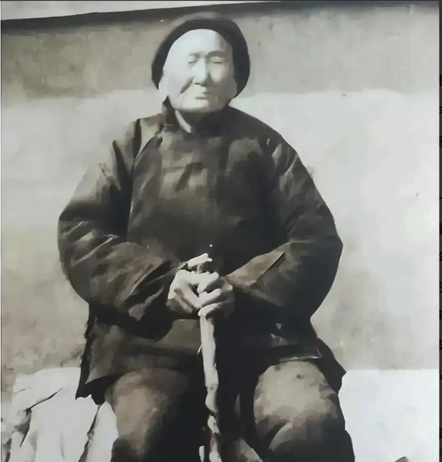 1941年，马大嫂请汉奸侄子吃饭，正吃着，她忽然放下碗筷，看了一眼汉奸侄子，对他