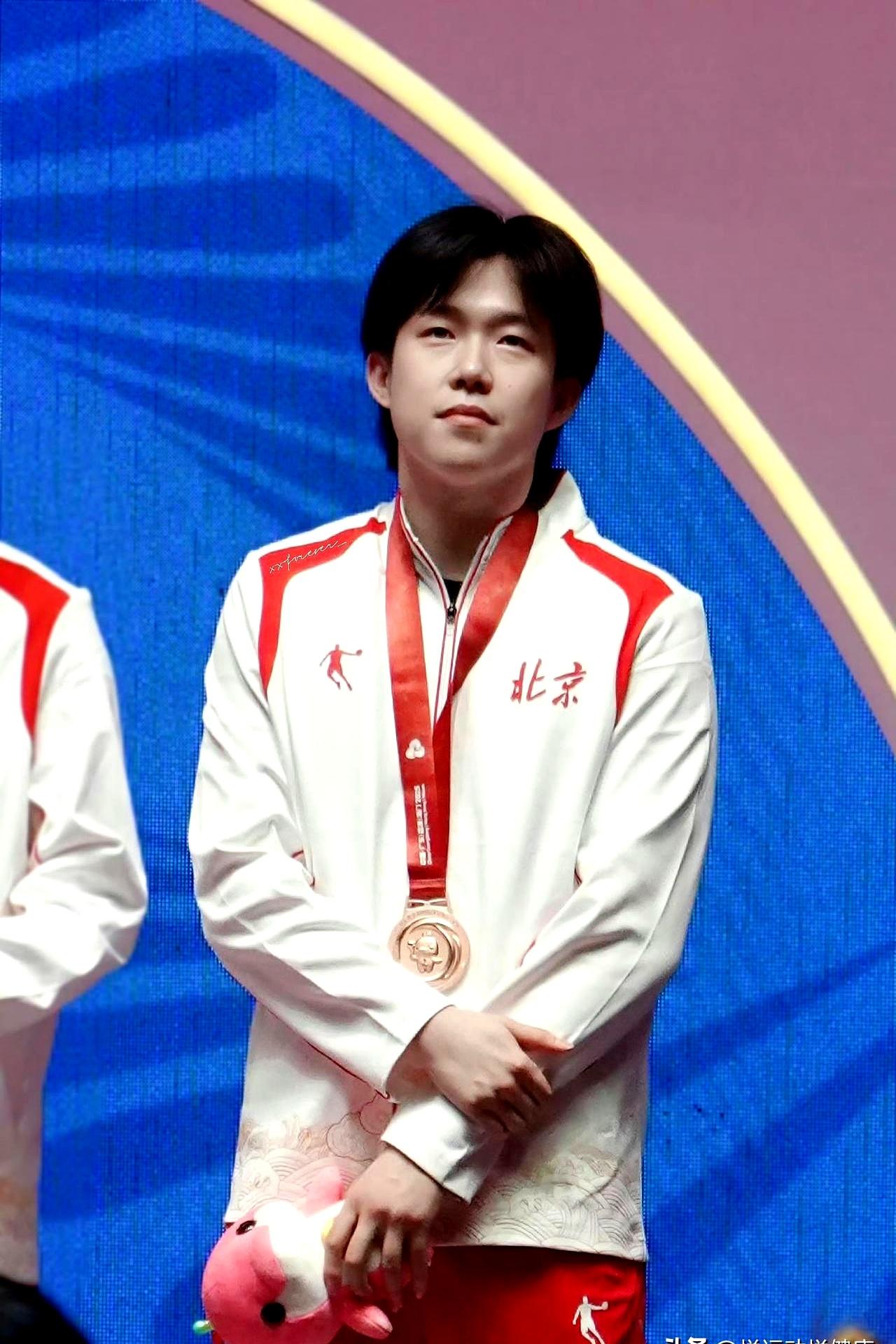 王楚钦的全运男单真是栽在半决赛上了。三届了，每次都卡在这儿拿铜牌，就算国际赛能赢