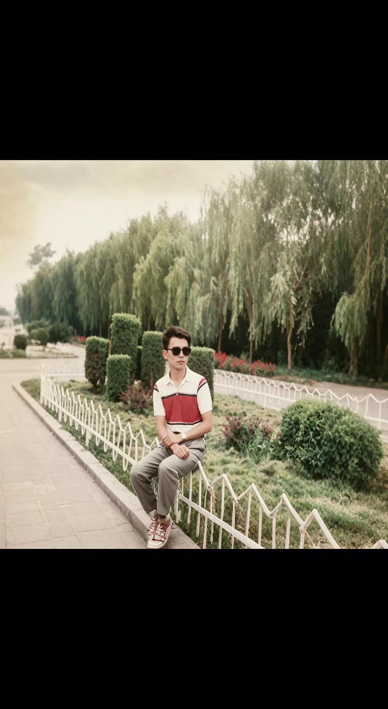 🕶️那年夏天，蝉鸣把时光拉得老长🌿白栅栏上的影子，是回不去的旧时光啊～