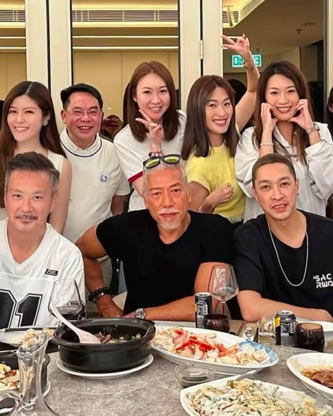 张耀扬和和众多好友聚会，他头发花白，还在脑后挽了发髻，胡子拉碴的大叔，浑身都是肌