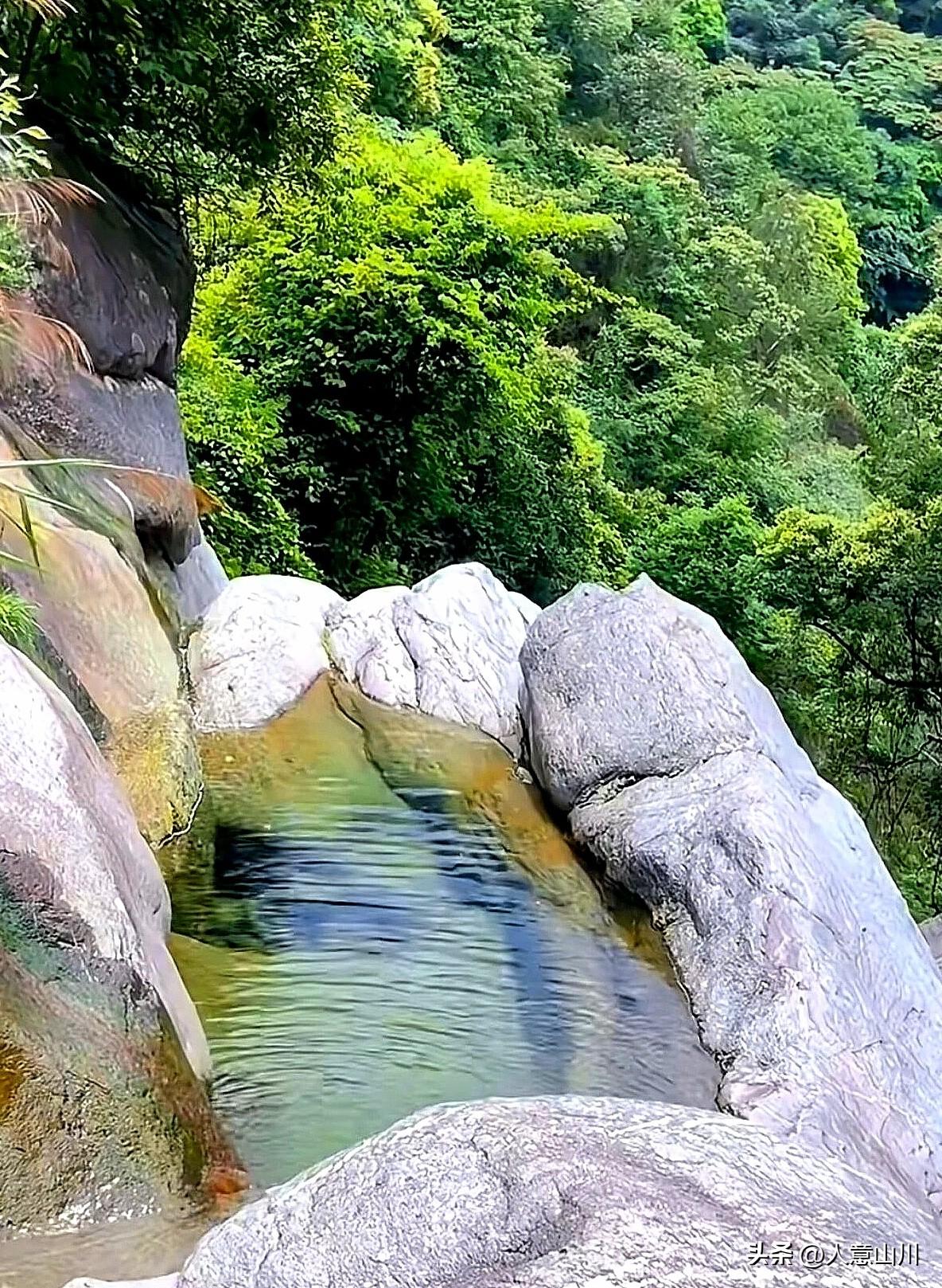 太神奇！广东韶关佛掌潭，大自然的巧夺天工
在韶关曲江樟市镇西约村的大山深处，藏着