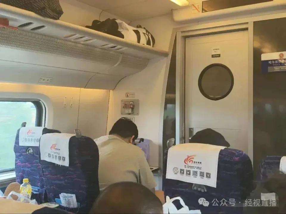 笑不活了，有网友竟然发文质疑12306售票时为什么不考虑乘客体型，导致自己难以正