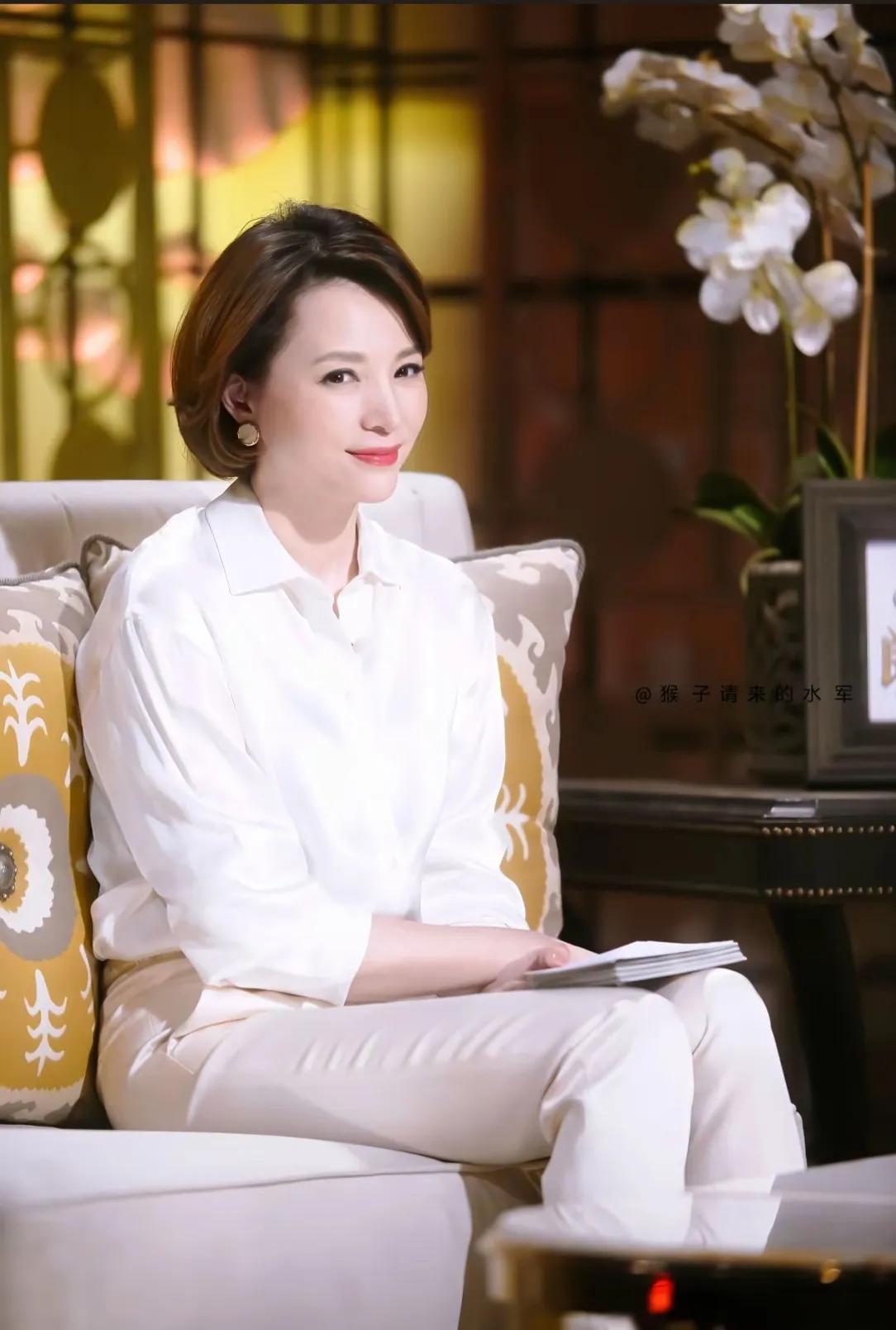 董卿作为央视前主持人，还是很多人喜欢她的风格，虽然现在褪去了光环，但是气质才华美