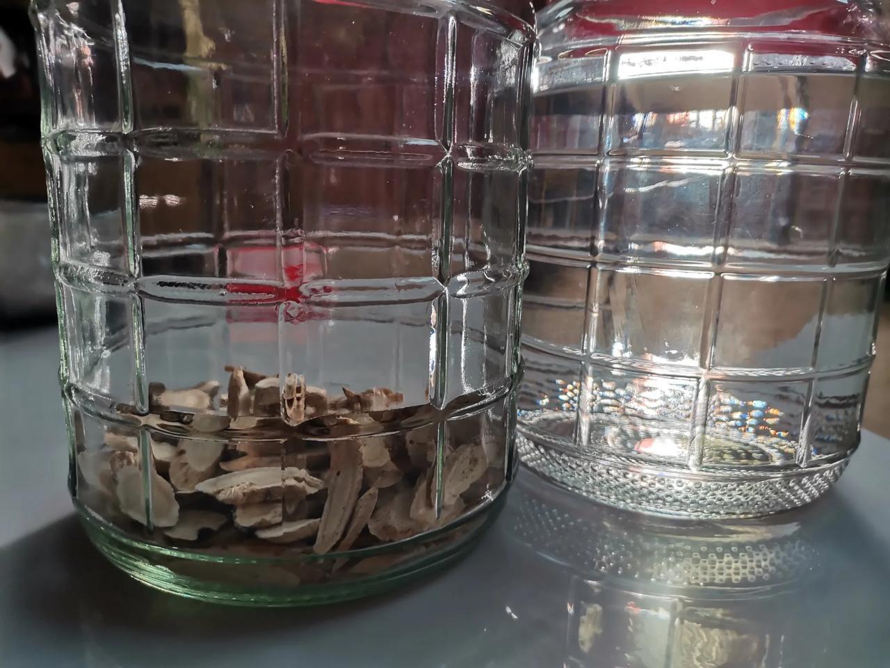 黄芪
采摘，晒干，切片，阴凉处存储
等到生虫再晒一次
加入麦冬，甘草，分心木
冬