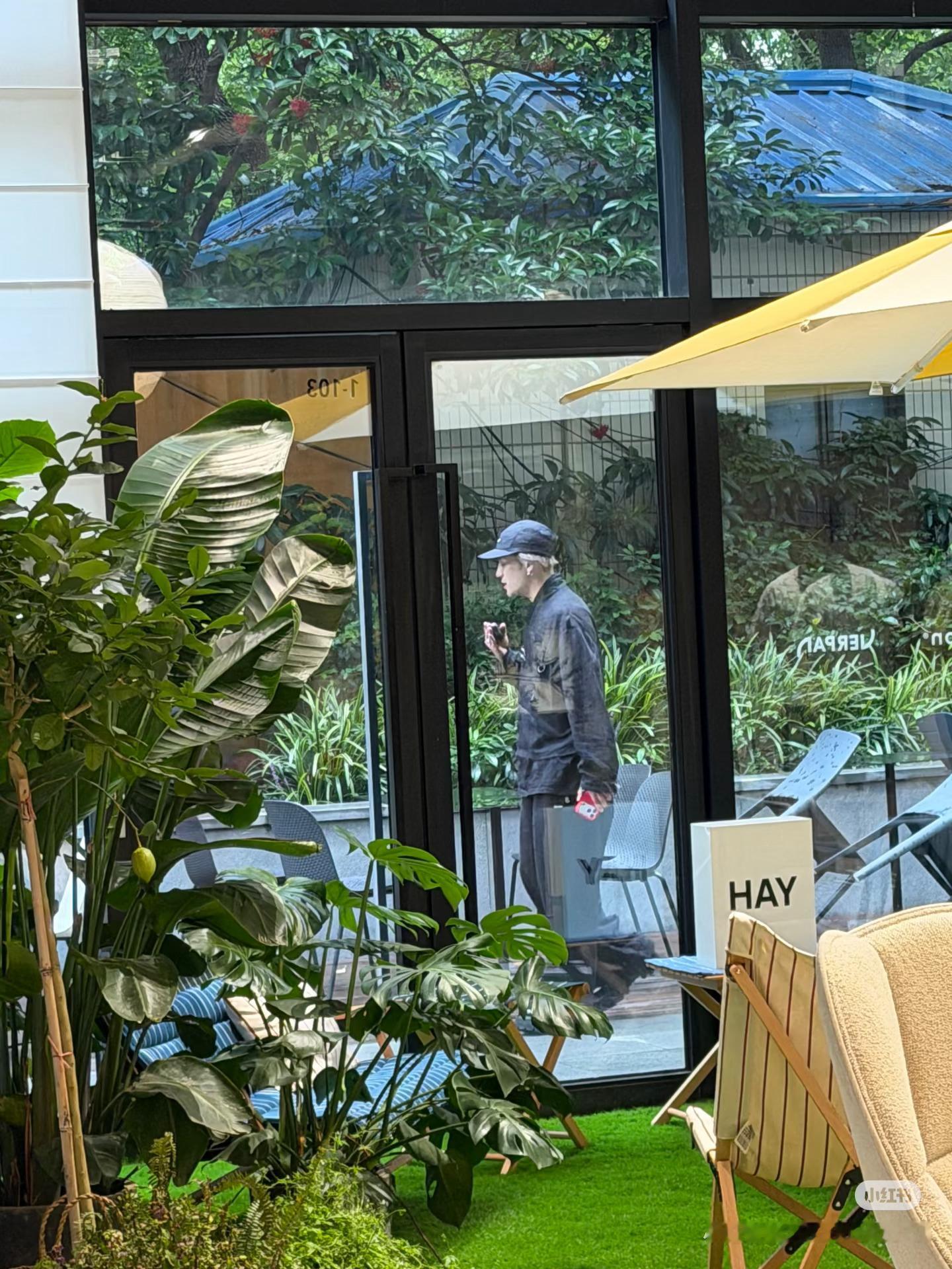 事业型男子就这样在咖啡厅外走来走去通电话谈工作 