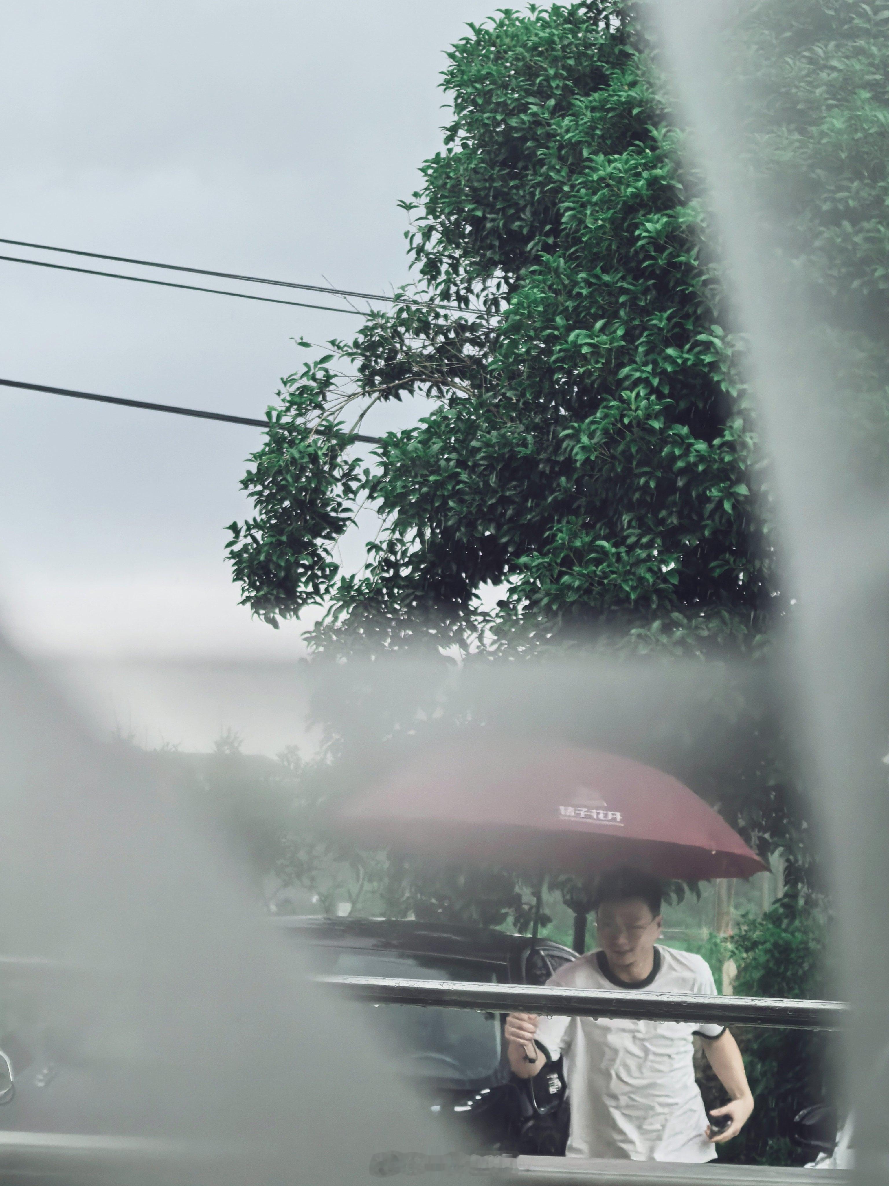 小棉袄就是：爸爸回来啦，正巧大雨瓢泼马上冲出去，拿伞，接爸爸