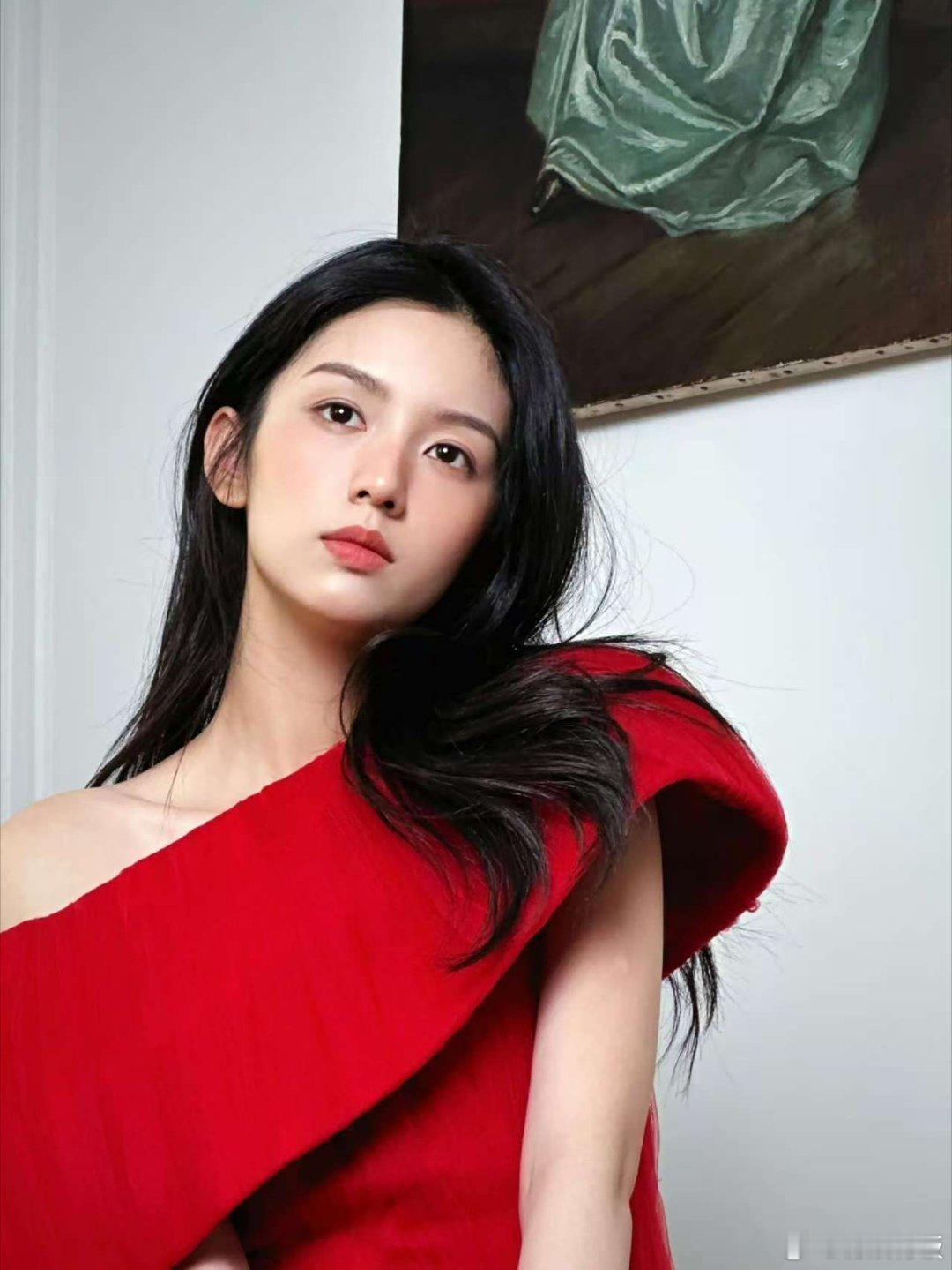 周也杂志拍摄花絮周也花絮十宫格周也花絮十宫格，美貌值拉满， ​​​
