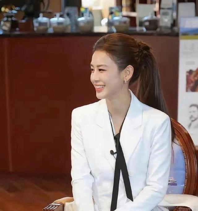 黄圣依离婚之后连气质都变了，杨子对黄圣依最擅长的一句话就是：“你除了有点名气，你
