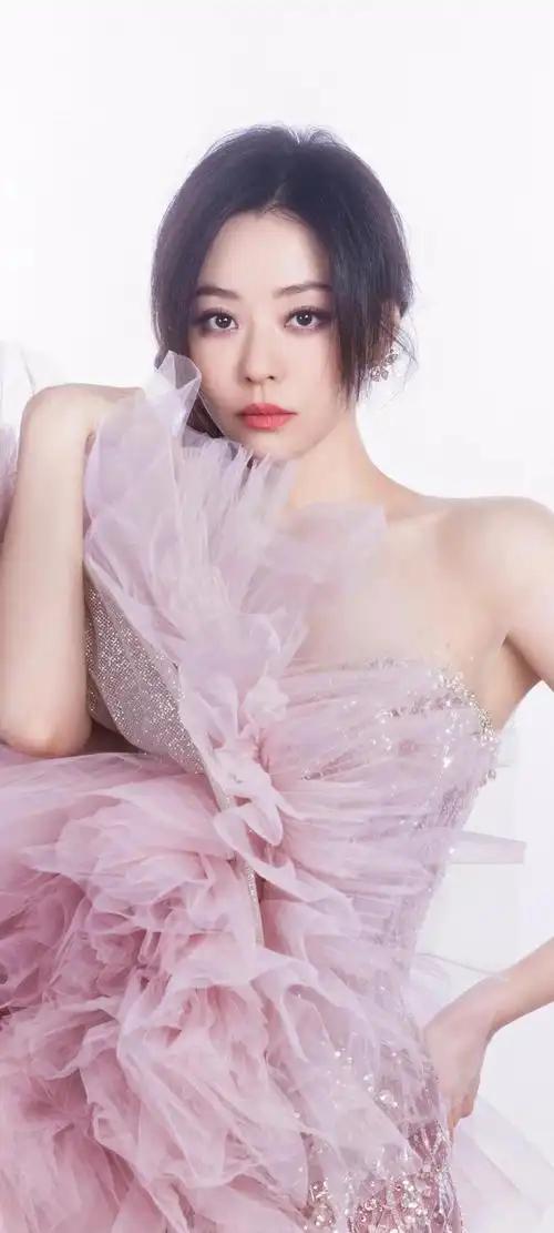 1. 张靓颖那边是挖到了张韶涵先前用的造型师，所以现在演唱会上的造型都是那种仙气