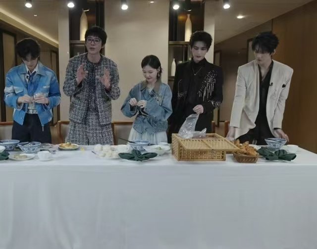 迪丽热巴给开推团送了酸奶疙瘩hhhhh酸奶疙瘩野生代言人热巴给开推团送了酸奶疙瘩