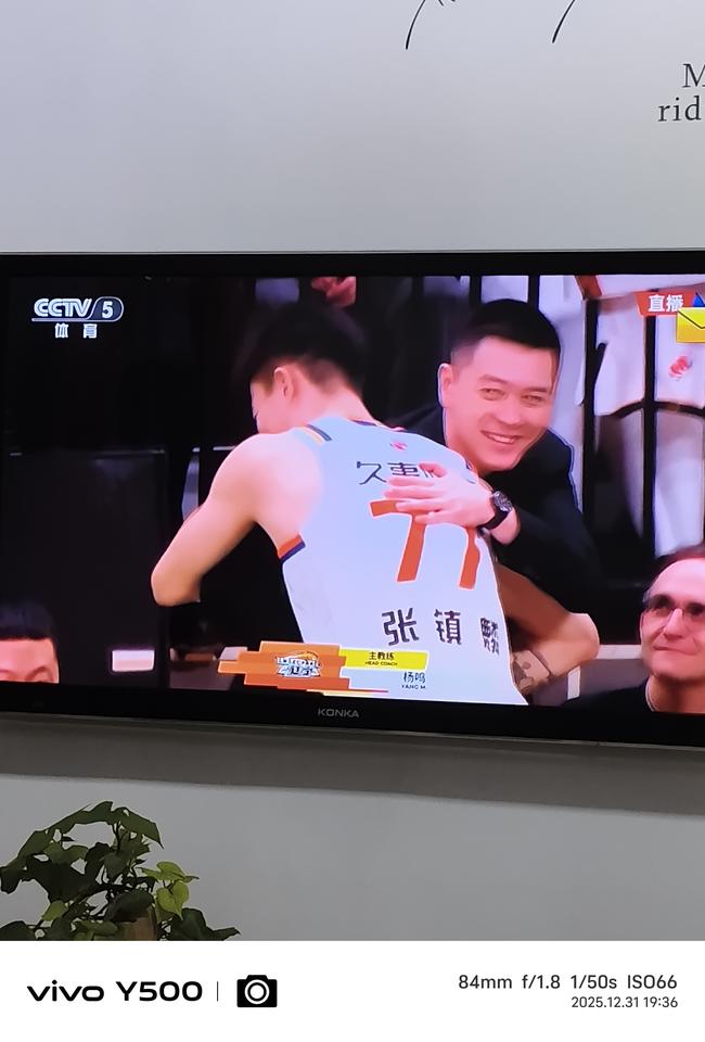 上海队的张镇麟不是辽宁队的张镇麟；
上海队的弗格也不是辽宁队的弗格。
     