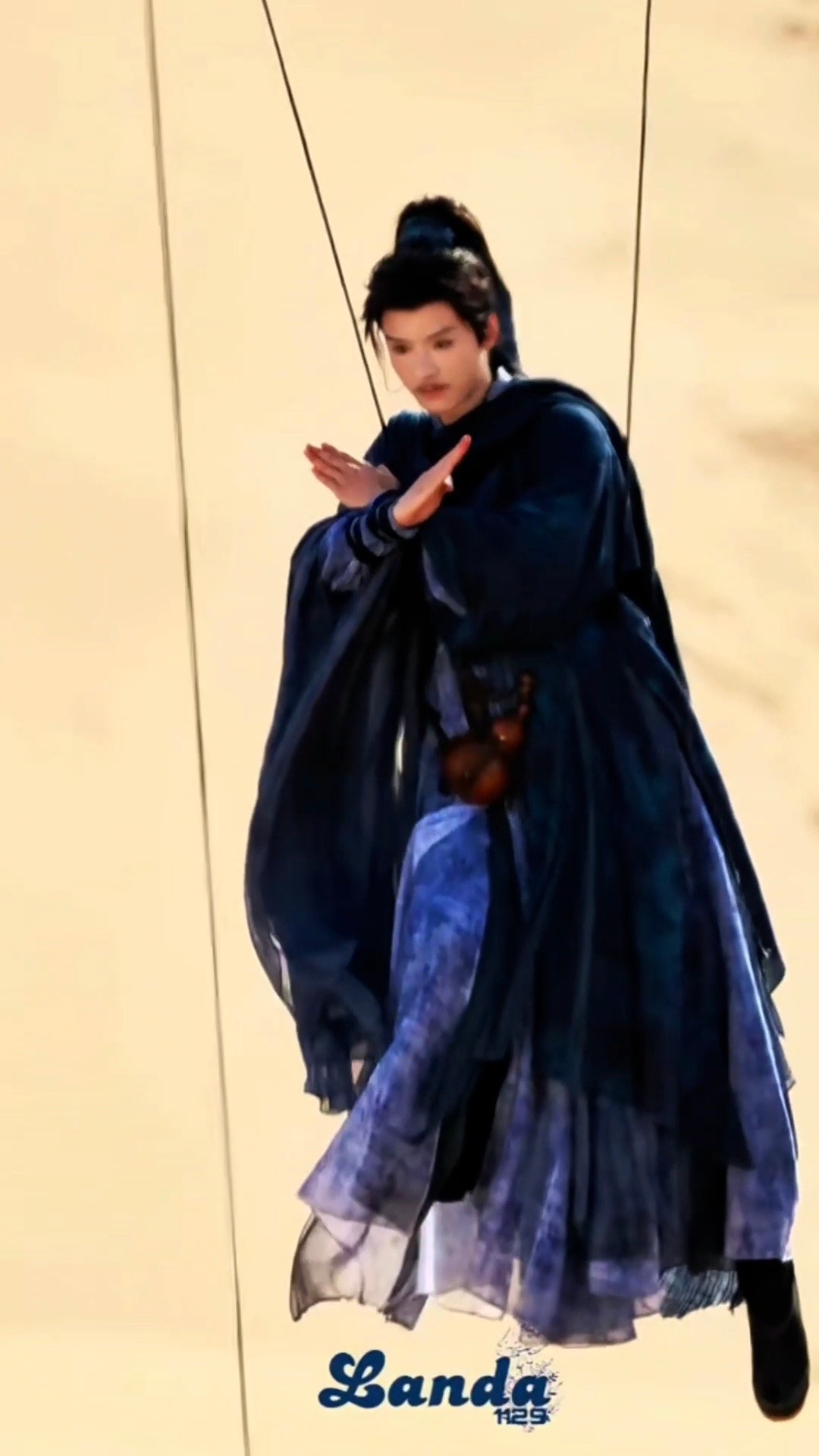 龚俊吊威亚好稳好轻盈，真爱降临，这个陆小凤吊威亚好稳好轻盈！ 