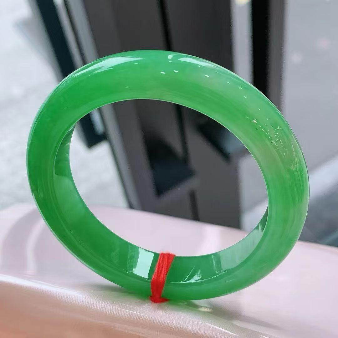 满色正圈手镯，色泽鲜艳，完美小六大价，圈口52.6*12*8.8mm对庄询