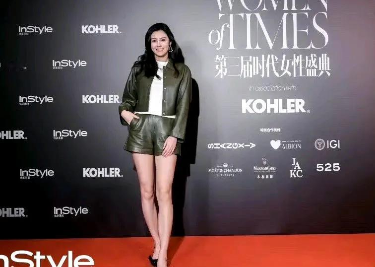 站在台上的她看起来和颜值最高的一线女星一样漂亮有气质！颜值和身材都特别出众。被称