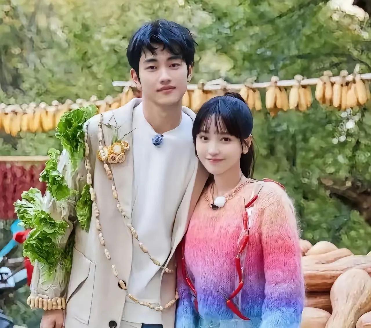 闺蜜跑来说，她刷到了一篇作品说
潇潇妈妈很支持儿子和金莎
我撤了她一眼说:“我不