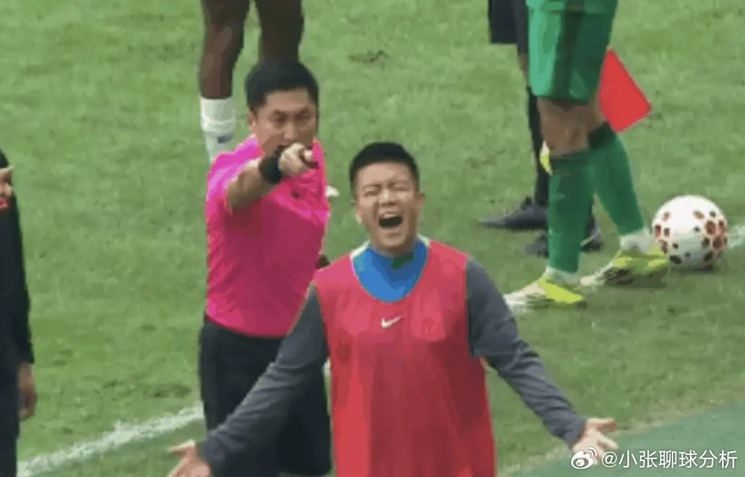 中超离谱一幕！马宁在6万人前连出3黄牌：申花替补吃牌后疯狂大笑3月21日下午，中