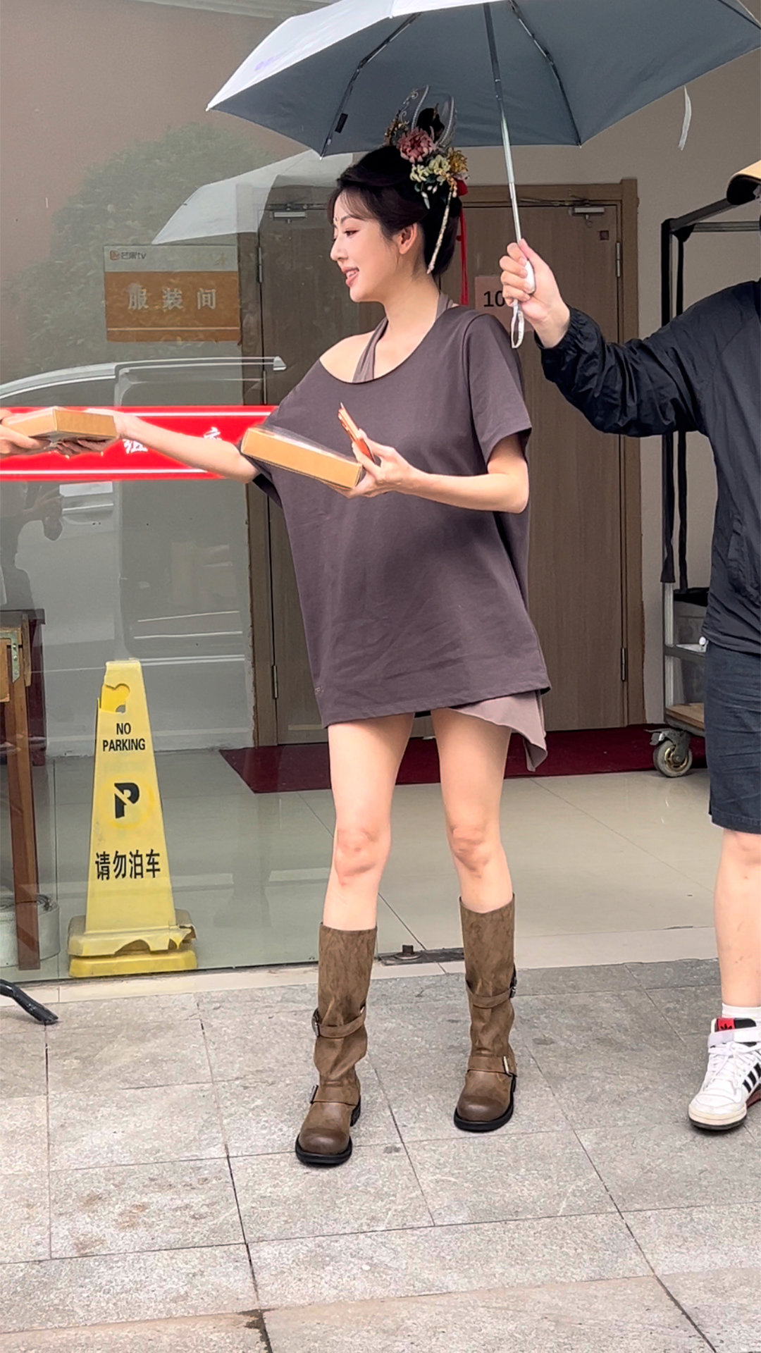 何瑞贤为野狗骨头拍落地签 落地签＋线下投喂，何瑞贤你是懂怎么拿捏剧粉的，我已经被
