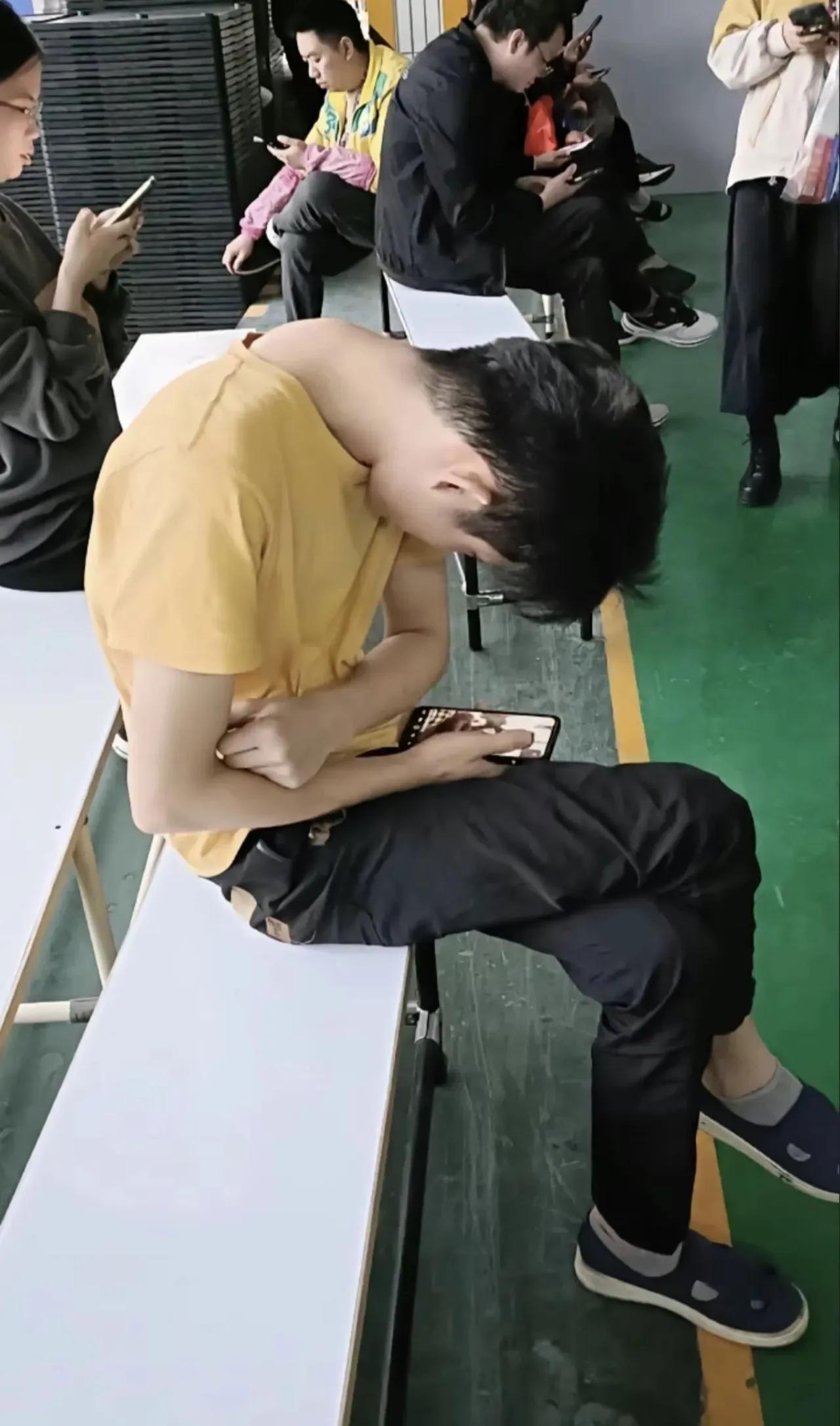 可怜的孩子，手机害了多少青少年啊
​
​
​网友就评论说：
​1，颈椎炎就是得这