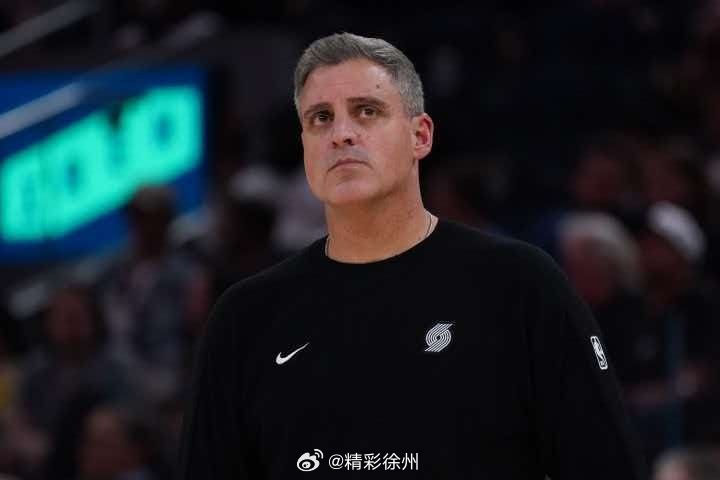 霍勒迪谈开拓者轮换策略在今天的训练结束后，开拓者后卫朱·霍勒迪接受了采访。问：迈