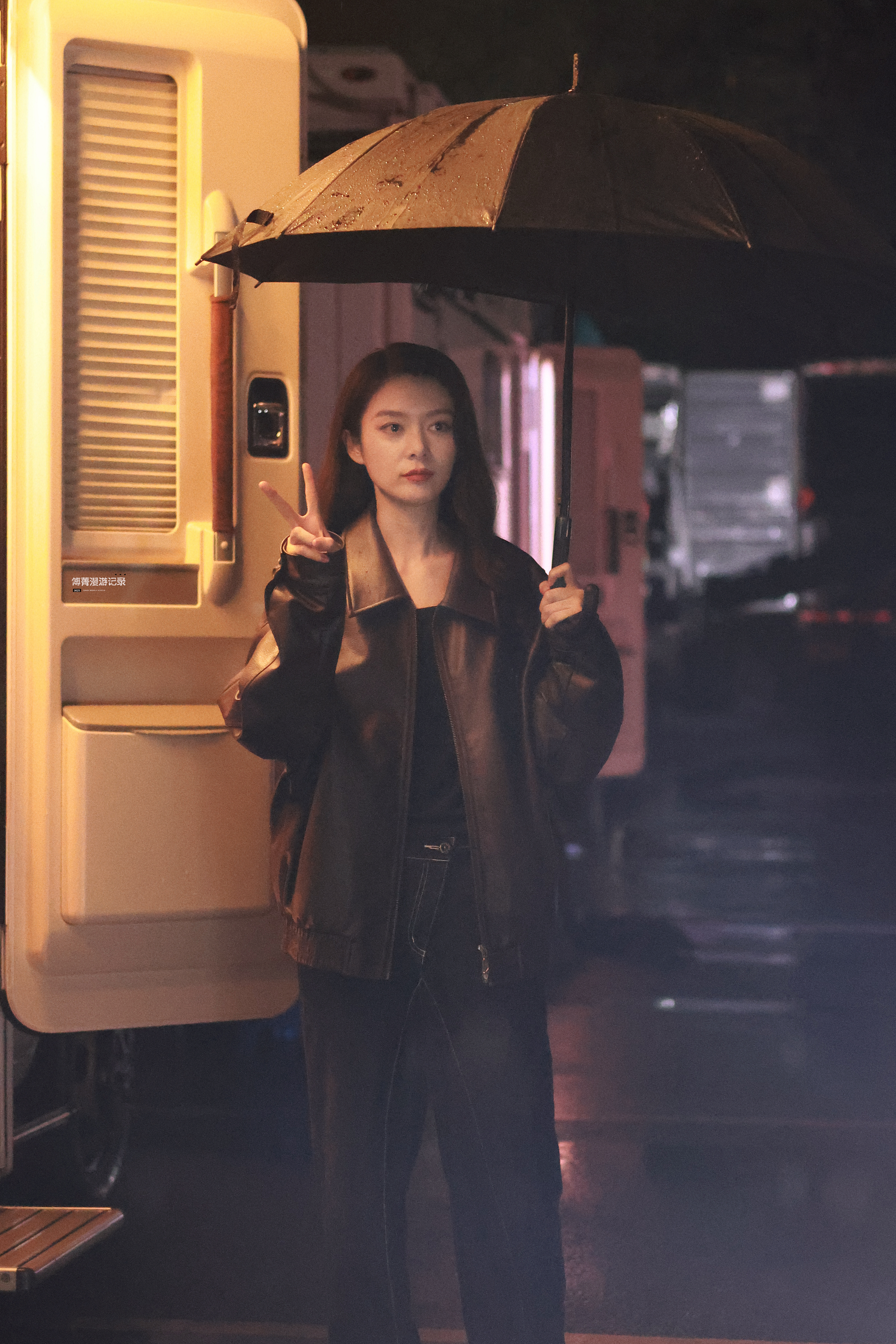 傅菁[超话]傅菁破晓花开 |261002 下班|在雨中等到了一朵海棠花[来抱抱]