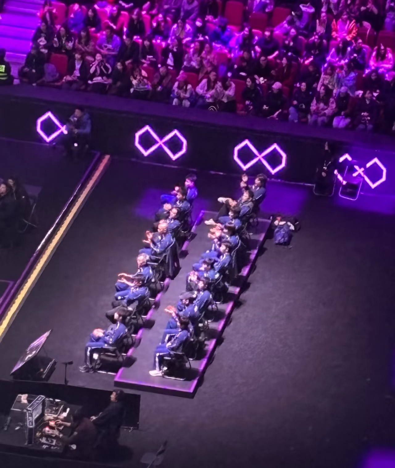 王励勤观战温瑞博乒协主席王励勤、总教练秦志戬以及教练队员们纷纷为温瑞博鼓掌观赛席