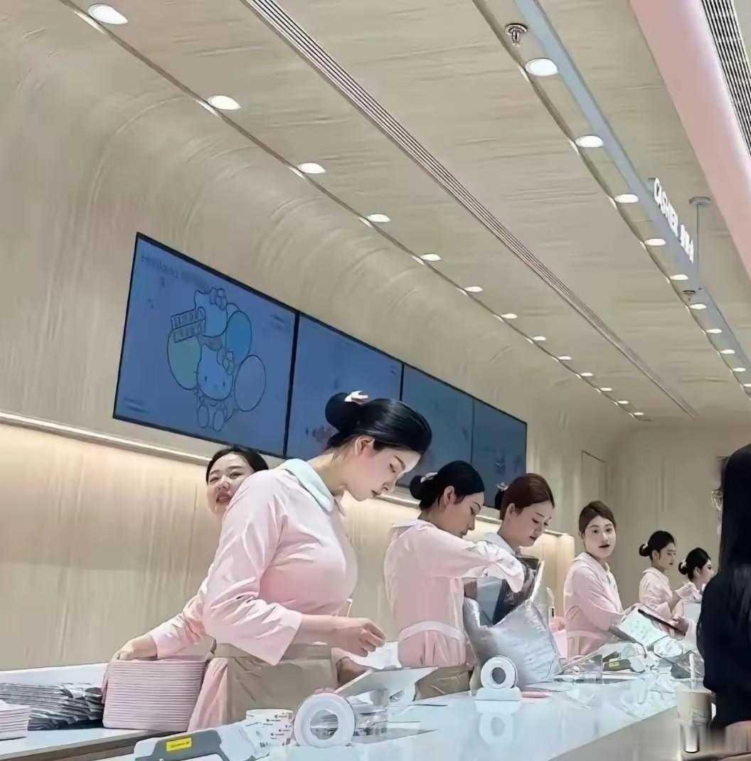 好利来的员工比选美差吗