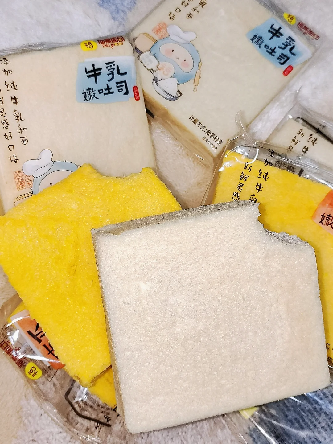 早上起来肚子空空的，可以来上一包牛乳味或者南瓜味的吐司，这一片特别厚...