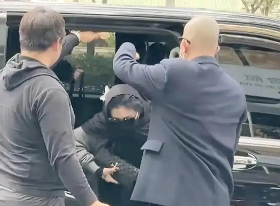 大S真是用实际行动打脸那些说她奢侈的人。
大S和具俊晔结婚两年多了，居然一件新衣