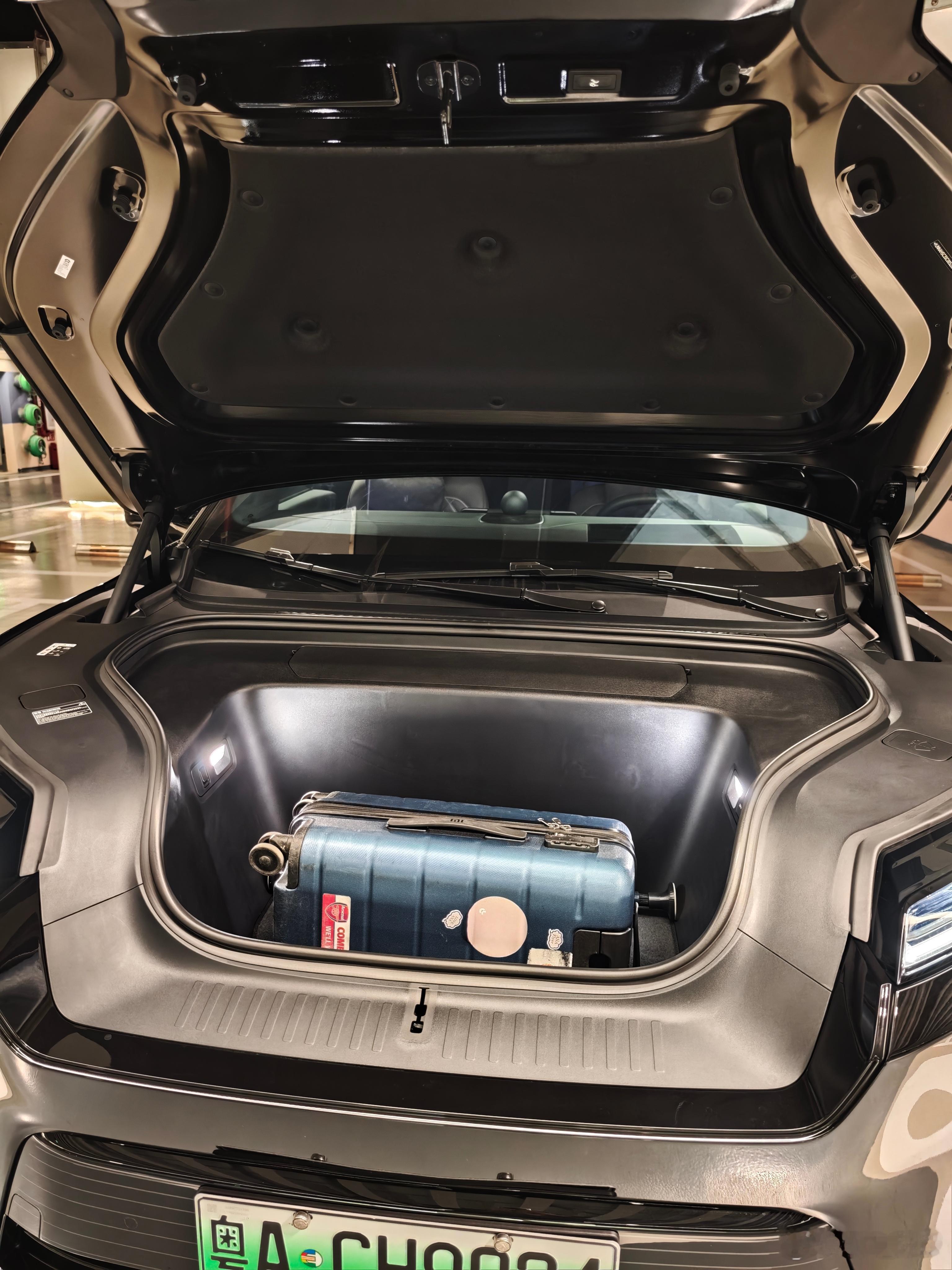 终于有时间开我的蔚来ES8了电动前备厢真的太好用了！比开尾厢方便多了！不用担心靠